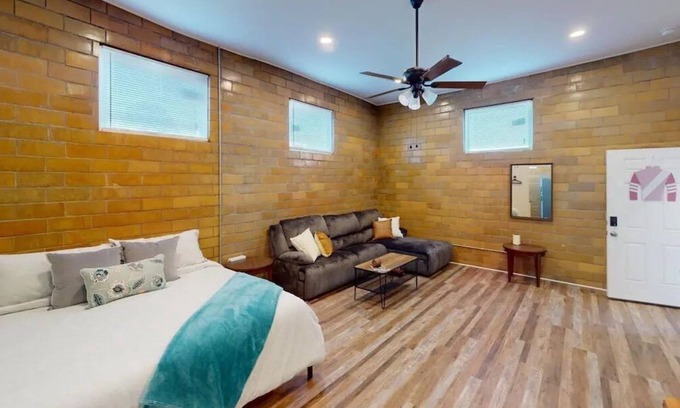 Taylor Berry House | 1BR|Brick Warehouse Loft|Urban Charm|Modern Design