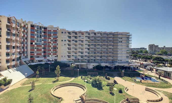 Carnon-Plage Apartment | 1BR Cabine with Parking, Washer, Dishwasher, TV