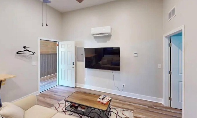 Taylor Berry House | 1BR|Chic Warehouse Suite|Exposed Brick|Modern Gem