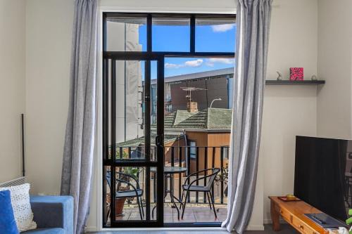 Grey Lynn Apartment | 1BR Grey Lynn Haven & Parking, Balcony Zodiak Stays
