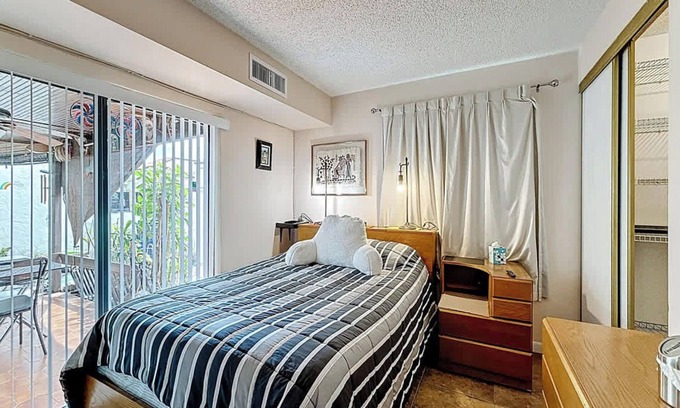 Fontainebleau House | 1BR in Shared Home | Pool, Tennis & Lake, Miami