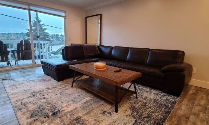 North Queen Anne House | 1BR Modern Queen Anne Townhome