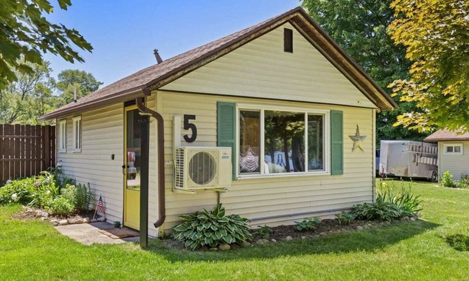 Chippewa Lake Cabin | 1BR Retreat in Chippewa w/pickleball court