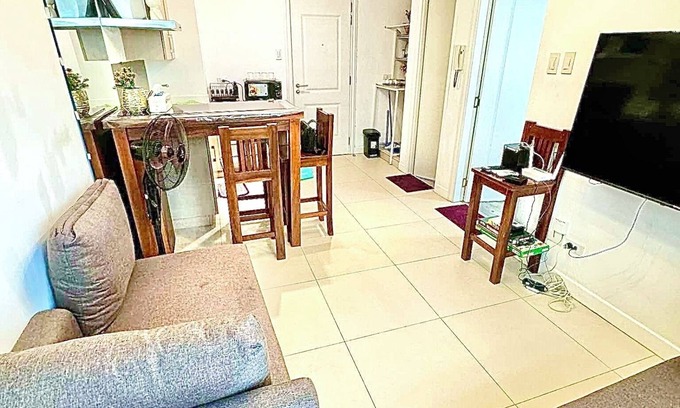 Matandang Balara Condo | 🌿 1BR w/Balcony & Pool View | Free WiFi, Netflix, Karaoke,Pool/gym Access