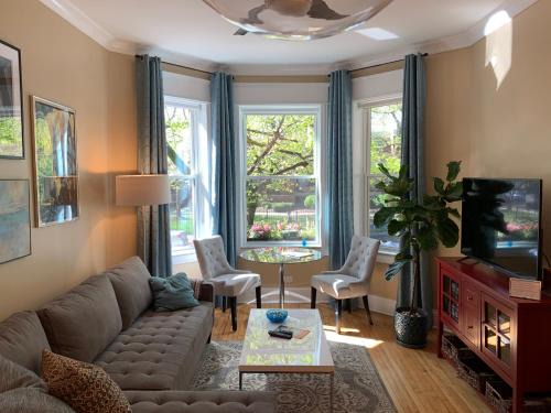 Near West Side Apartment | 1F Cozy Home in Little Italy near Downtown West Loop United Center