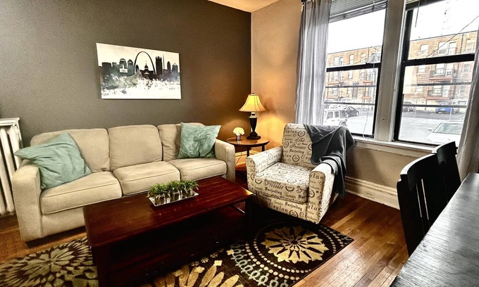 DeBaliviere Place Condo | 1st Fl King+Queen Beds, Steps to Metrolink, Free Gated parking