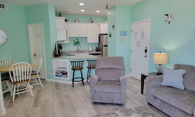 Corpus Christi Condo | 1st FLOOR OASIS, WALK TO BEACH, POOL, HOT TUB, & GYM