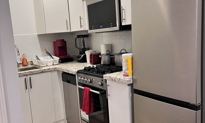 Hamilton House | 1st Floor Studio Unit Near Hamilton Airport, Mohawk College, St. Joe’s Hospital