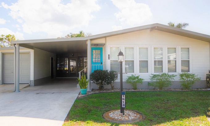 The Villages House | 2/2 on Golf Course - Community Pools & PET Friendly!