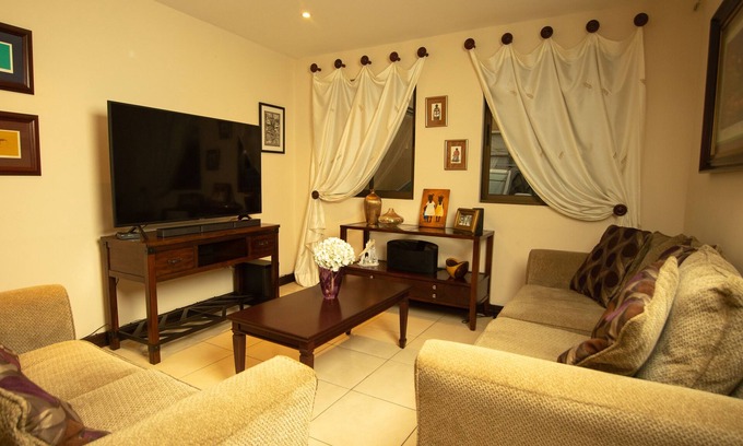 El Cipres House | 2-3 bedroom Townhouse near UACA & Pinares