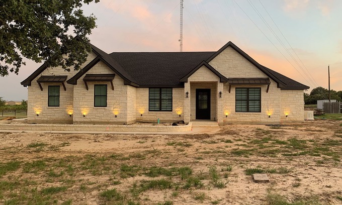 College Station House | 2 acres, gatedn5 miles to TAMUnPatio with fire pit, tv, grill, sitting area