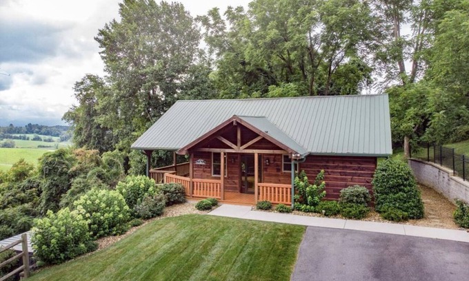Emory Cabin | 2 Acres of pure paradise with amazing Mountain View’s! Minutes from Emory&Henry
