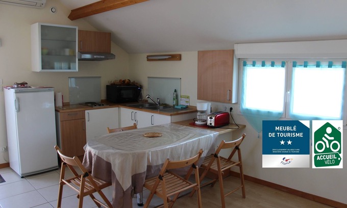 Bourroches Apartment | 2* air-conditioned furnished apartment in a quiet area