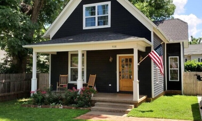 Guthrie House | 2 BDR-2.5 Bath beautifully remodeled 1930 cottage 2 blocks from Downtown