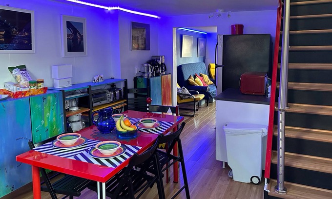 East Allegheny Apartment | 2 Bdrm Artsy Apt in a Historical Bldg, 1.1 mi from Downtown