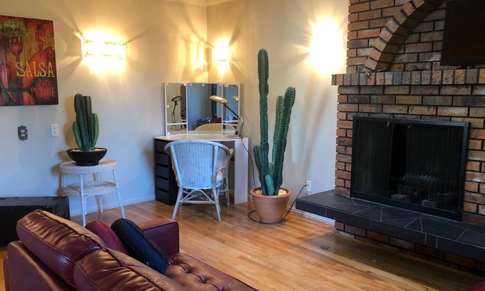 Northeast Edmonton House | 2 BDRM w/deck & private waterfall in yard-jacuzzi in master