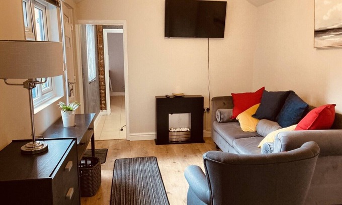 Kidderminster House | 2 Beautiful Apartments in One House with Terrace