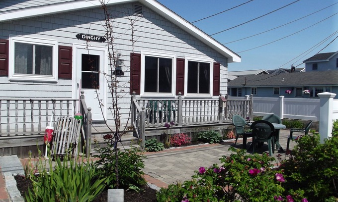 Seabrook House | 2 bed, 1 bath home just a short walk to the beach access, Laundry, WiFi