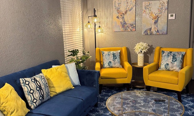 Greater Heights Apartment | 2 Bed 1 Bath Private Apartment with 1King 1 Queen in Houston Heights