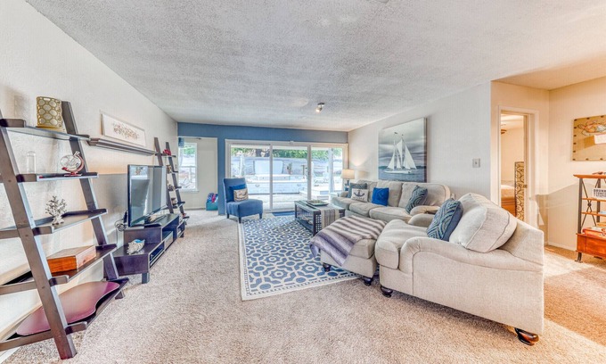 Benbrook House | 2 Bed ,2 bath private home with hotub & fire pit FortWorth,TCU,Stockyards,Rodeo