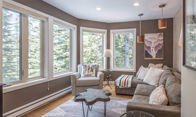 Silver Star Mountain Apartment | 2 Bed/2 Bath Suite On Skiway - Hot Tub, Laundry, Storage Room, Heated Floors!