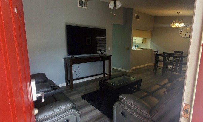 Lakeland Apartment | 2 Bed 2 FB Near SEU Midway Disney and Beaches