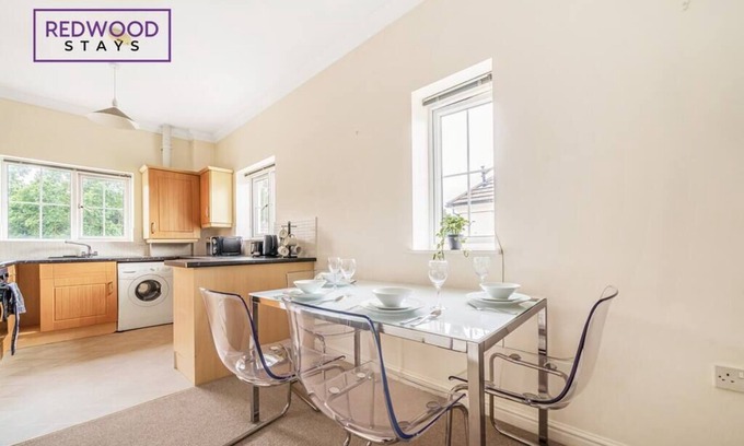 Lychpit Apartment | 2 Bed Apt, Business and Contractors, FREE Parking