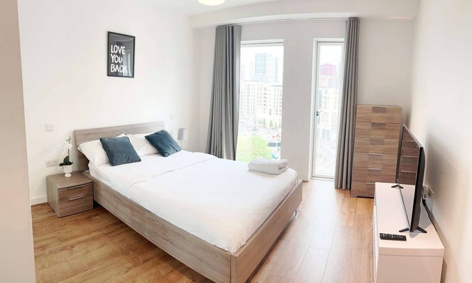 Canning Town Apartment | 2-Bed Apt Sleeps 4 -Private Parking -WiFi & Tv