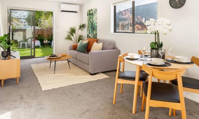 Riccarton House | 2 bed Escape Heart of Riccarton with carpark