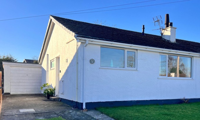 Pentraeth House | 2 Bed House - Sleeps 4 - Pets - Garden - Parking