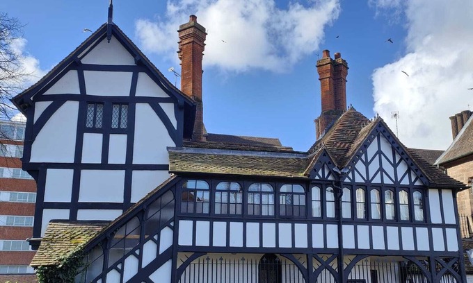 Coventry City Centre Cottage | 2 Bed modern luxury cottage overlooking gardens