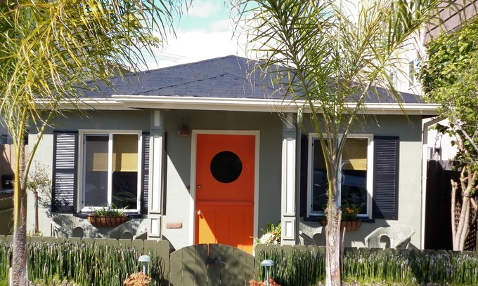 Old Towne House | "2 Bed - STARFISH BUNGALOW.” Summer fun @ the beach 🌊🏖️🏚️ 🌀Steps to the ocean🌀
