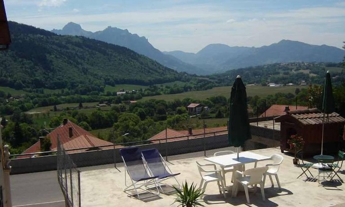 Saint-Paul-en-Chablais Apartment | 2 bedroom apartment close to the lake, skiing and hiking - Bernex/Évian