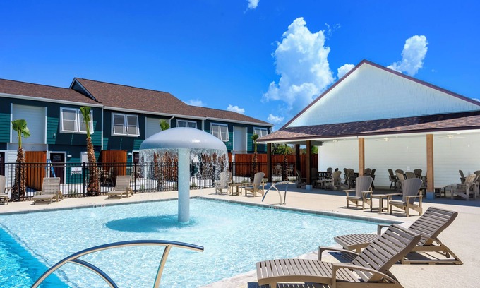 Rockport House | 2 bedroom 1.5 bath townhome 1150 sqft B1