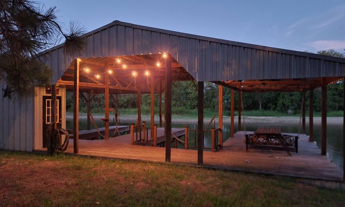 Jewett House | 2 bedroom, 2 bath Cabin on Lake Limestone