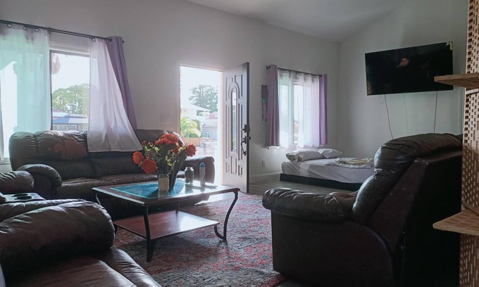 Saratoga Cottage | 2-bedroom 2-bathroom small house next to a park