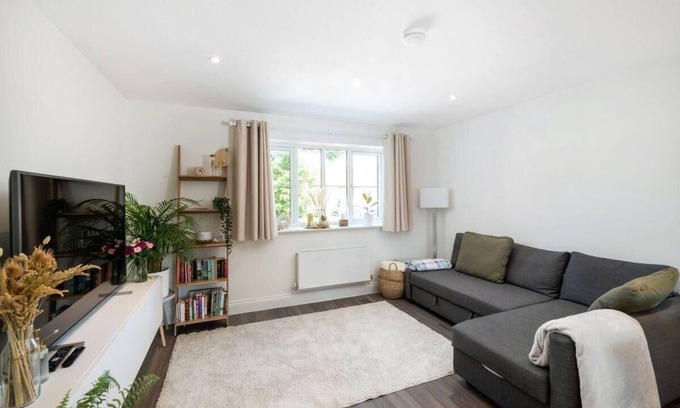 Reigate Apartment | 2 Bedroom, 2 Bathrooms, Parking, Electric Charger Juliet Balcony, Close to Reigate Station & Centre - 2230