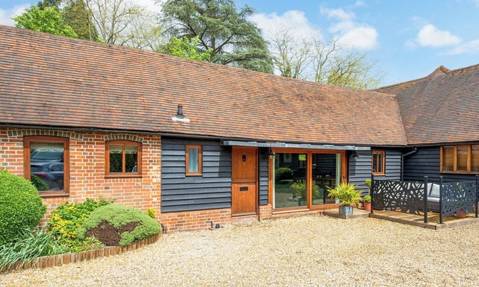 Fair Oak Green Cottage | 2 bedroom accommodation in Bramley, near Tadley
