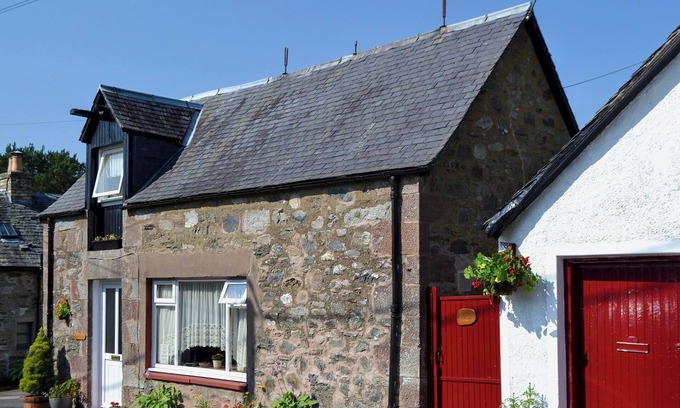 Blairgowrie Cottage | 2 bedroom accommodation in Kirkmichael, near Pitlochry
