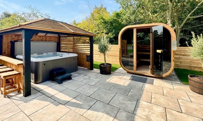 Raywell Ski Chalet | 2 bedroom accommodation in Raywell, Beverley