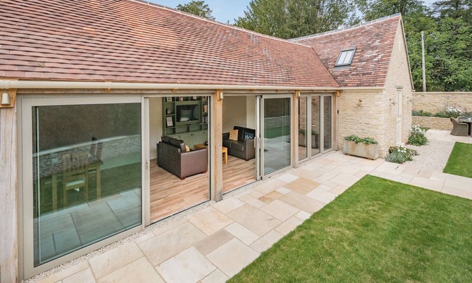 Quenington Cottage | 2 bedroom accommodation in Hatherop, near Cirencester