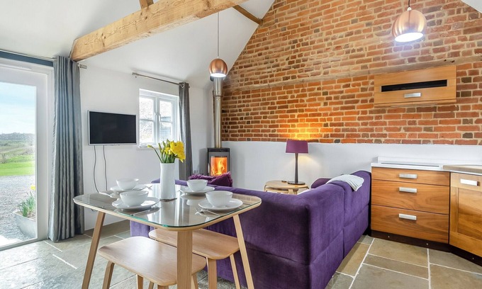 Beccles Cottage | 2 bedroom accommodation in Aldeby, near Beccles