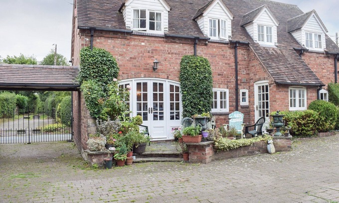 Muxton Cottage | 2 bedroom accommodation in Telford