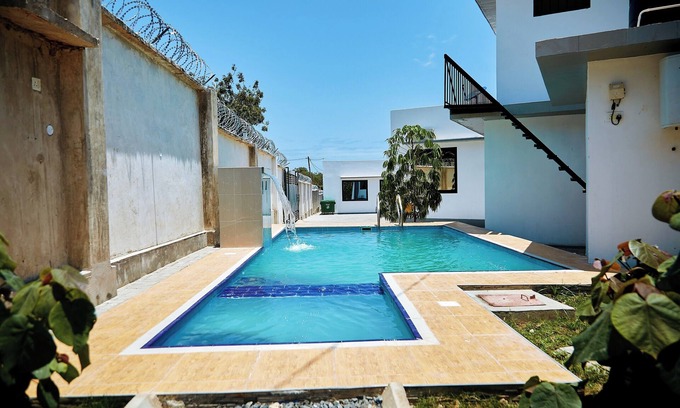 Kivukoni Apartment | 2-bedroom apartment in fantastic Dar es Salaam with WiFi, Pool and AC
