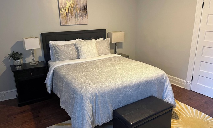 Fan District Apartment | 2-bedroom apartment in pleasant Richmond with AC, WiFi