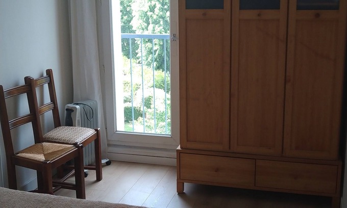 Buc Apartment | 2 Bedroom apartment near Versailles, bus and shops 3min walk away