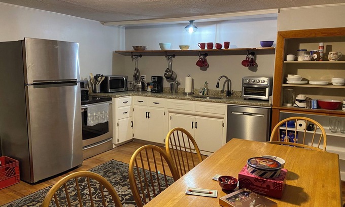 Cavendish Apartment | 2-bedroom apartment with WiFi in charming Cavendish 6 miles from Okemo Ski Area