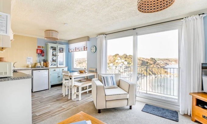 West Looe Apartment | 2 bedroom apartment with balcony, panoramic sea views, outisde space and parking