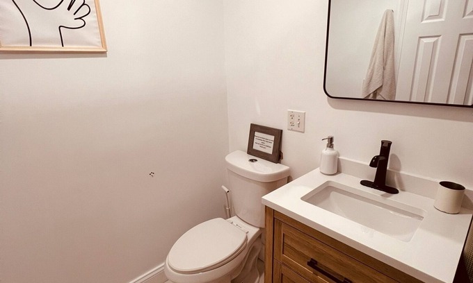 East Bronx House | 2 Bedroom Apt close to major hospitals at Morris Park, Bronx - Pet friendly
