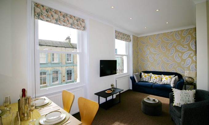 Redcliffe Apartment | 2 Bedroom Apt. in Kensington & Chelsea, London Zone 1, Clean, Comfortable & Easy